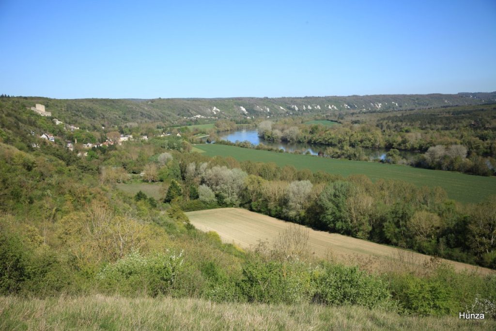 Vue panoramique sur La Roche-Guyon et les falaises de la Seine depuis le GR2