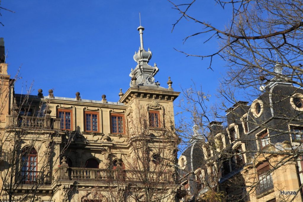 Façade d’un immeuble Belle Époque à Saint-Sébastien au Pays basque espagnol