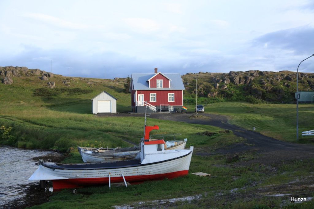 Maison et bateaux près de la Skúlagata à Stykkishólmur