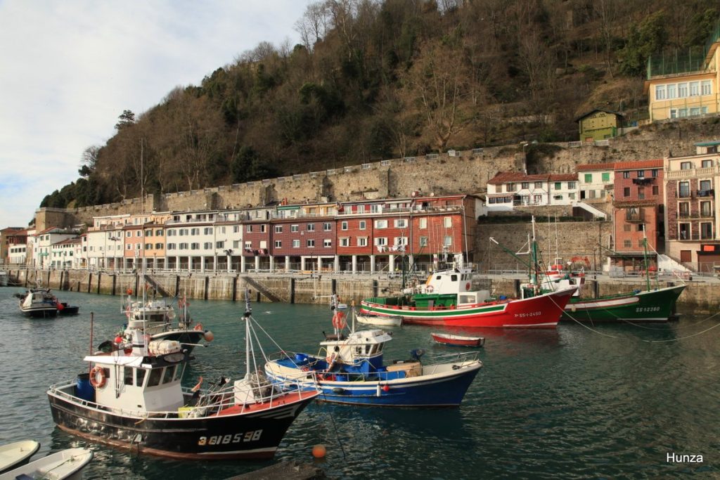 Bateaux de pêche dans le port de Saint-Sébastien au Pays basque espagnol