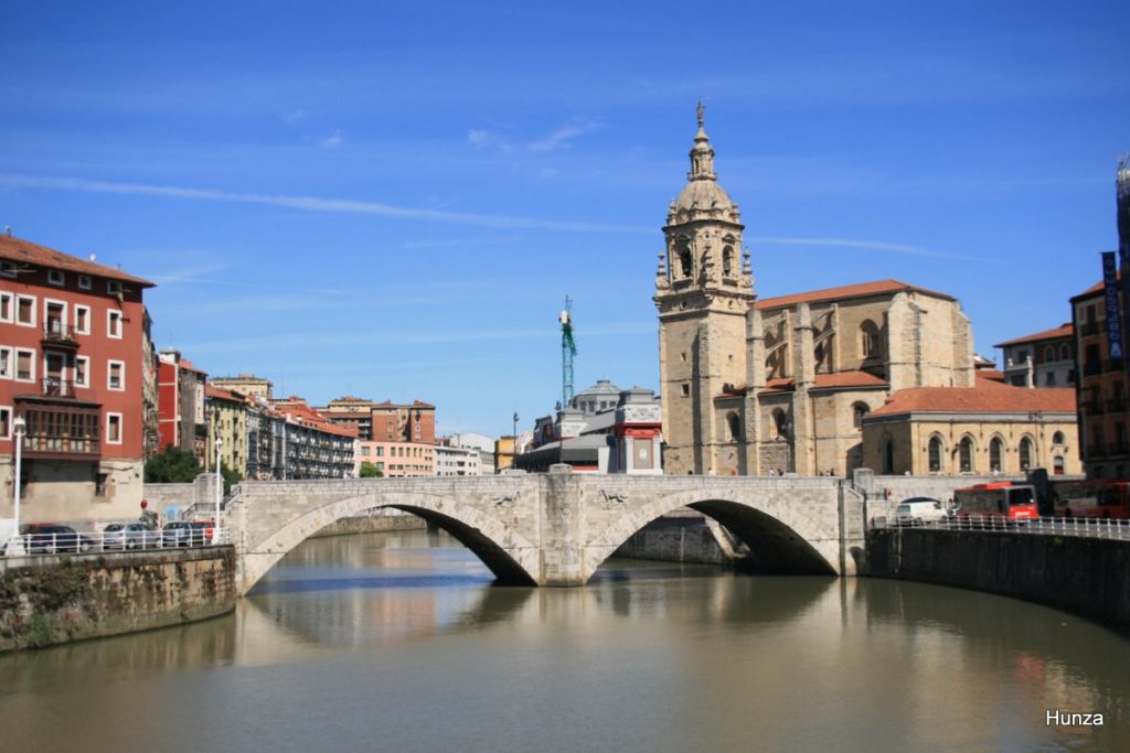 Le pont de San Antón et l’église San Antón à Bilbao au bord de la ria