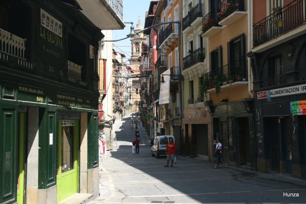 Vue de la calle Mercaderes avec la cathédrale de Pampelune au bout de la rue
