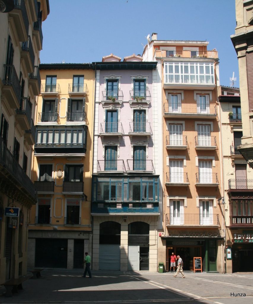 Maisons colorées de la calle Mercaderes dans le centre historique de Pampelune