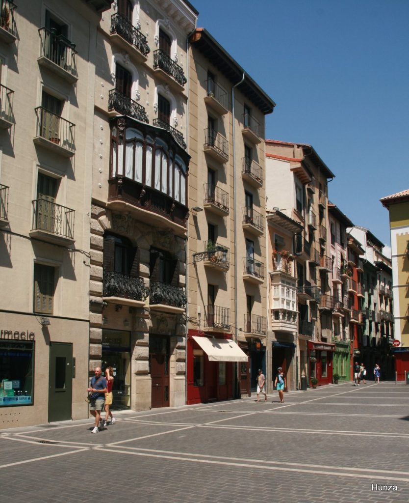 Façades et balcons de la calle San Nicolás dans le centre historique de Pampelune