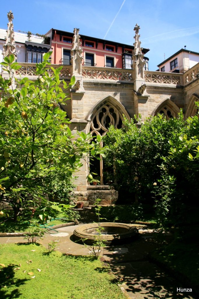 Le cloître gothique de la cathédrale Santiago à Bilbao