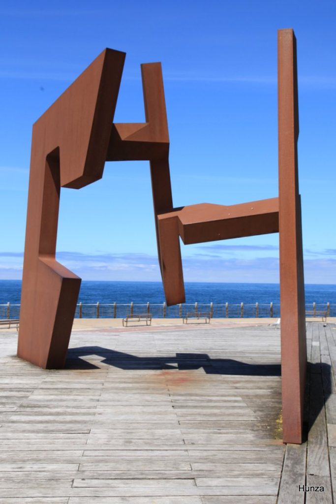 Sculpture Construcción Vacía sur le paseo Nuevo à Saint-Sébastien