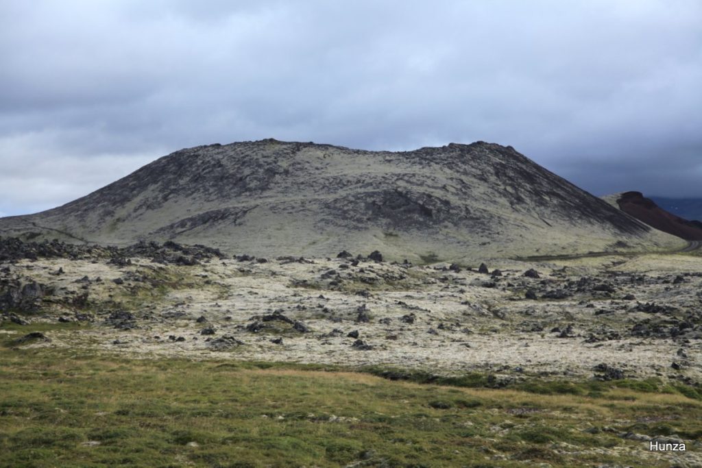 Cratère volcanique dans le champ de lave de Berserkjahraun, en Islande