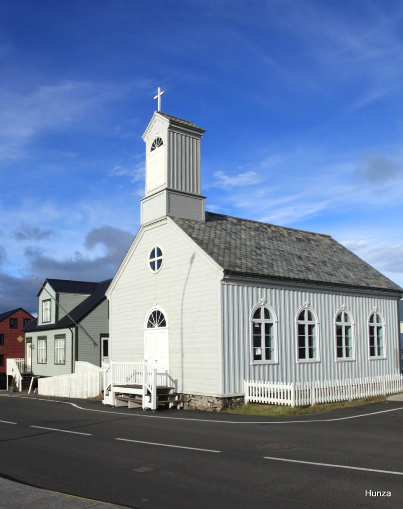 Église de Stykkishólmur dans la rue principale Aðalgata
