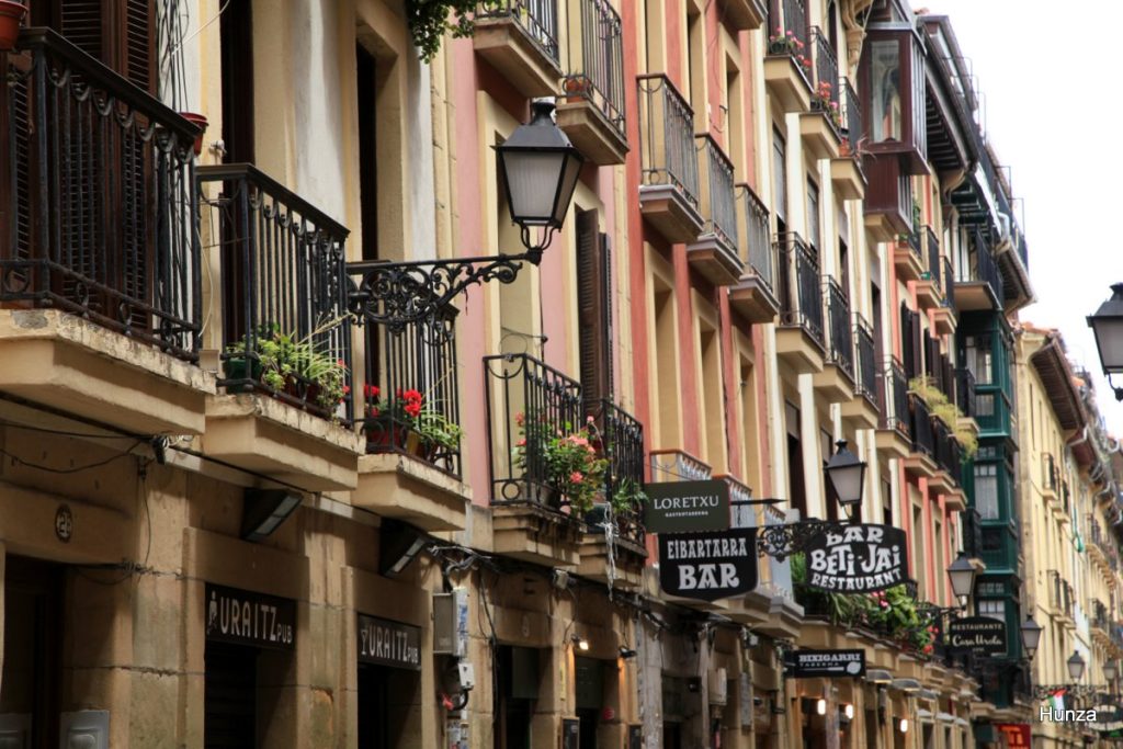 Façades d'immeubles dans une rue de la vieille ville de Saint-Sébastien au Pays basque espagnol