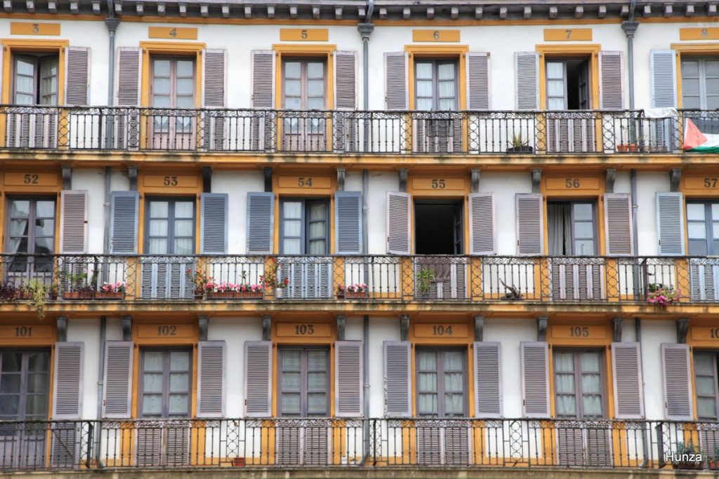 Façades numérotées de la place de la Constitution à Saint-Sébastien
