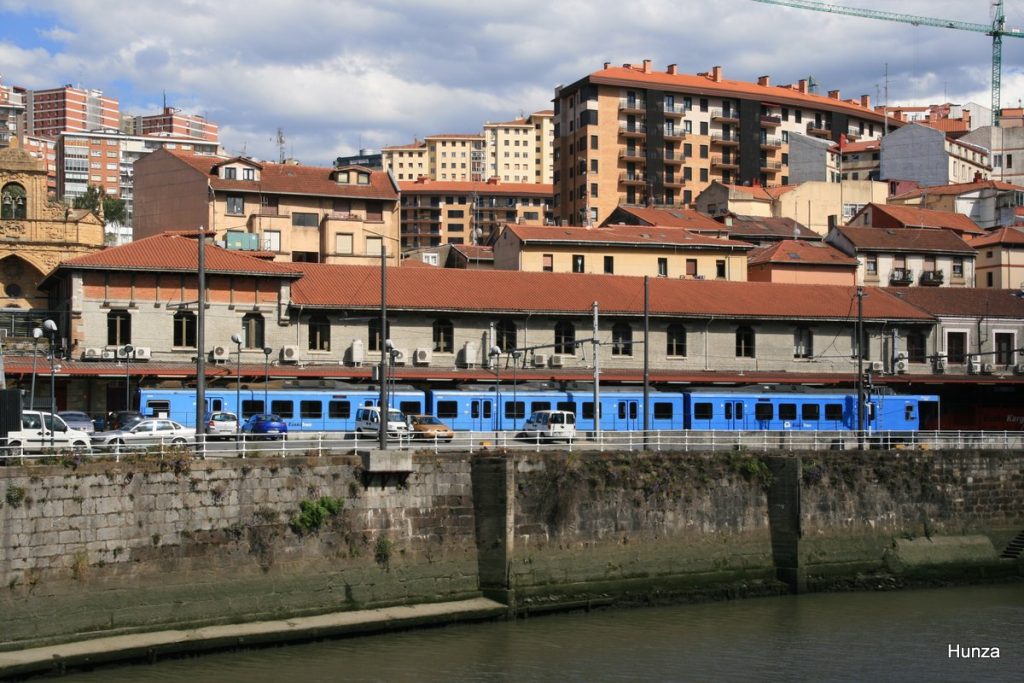 Un train Euskotren devant la gare d’Atxuri à Bilbao