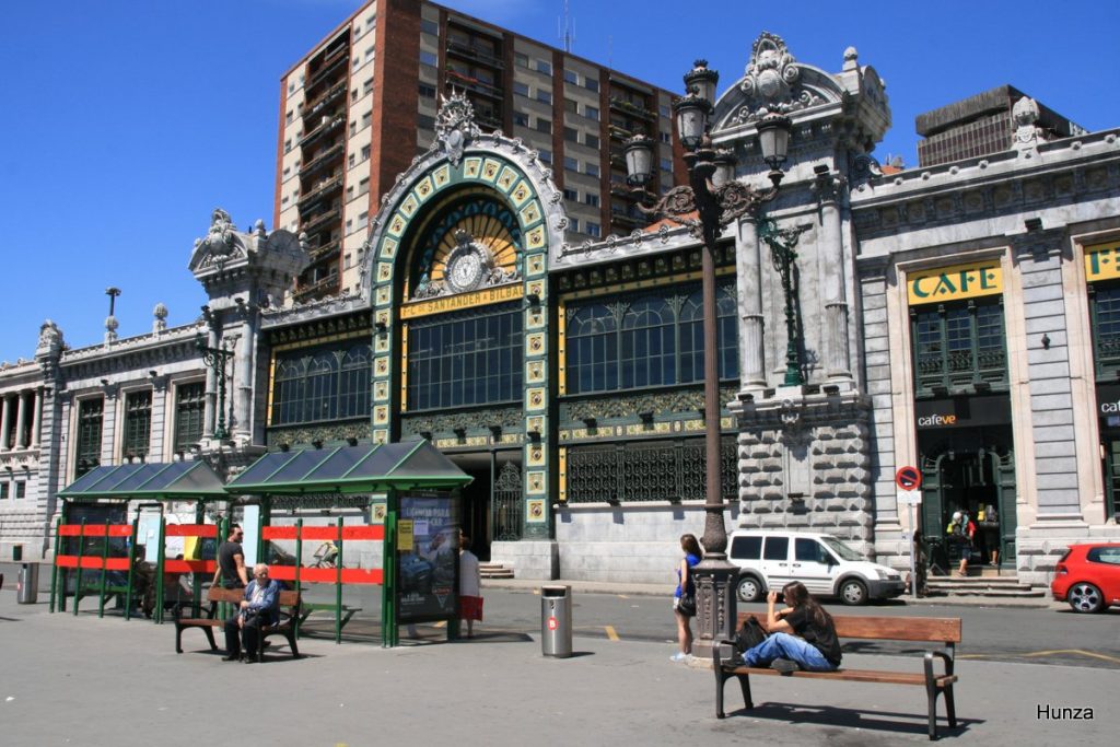 La gare de Santander à Bilbao avec sa façade monumentale