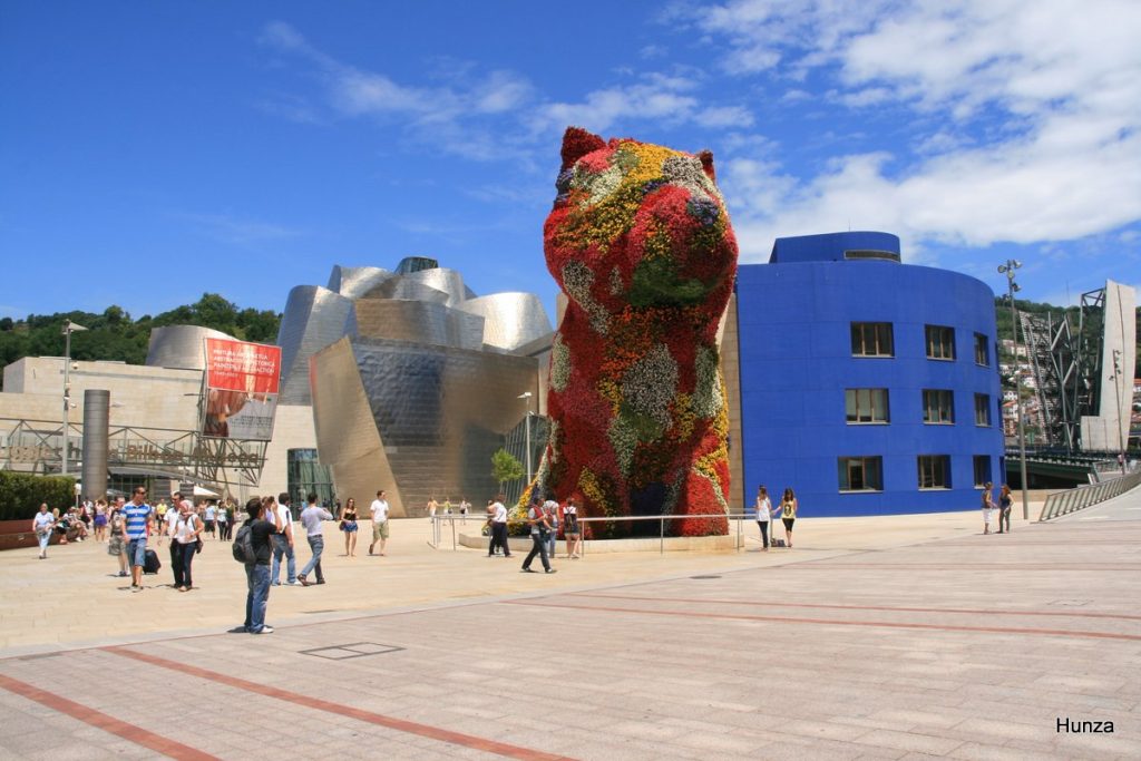 La sculpture Puppy devant le musée Guggenheim à Bilbao
Suggestion de légende :