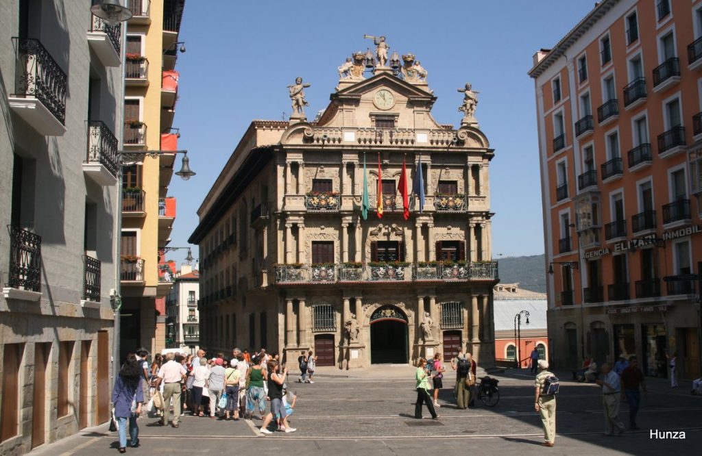 Façade de l'hôtel de ville de Pampelune dans le centre historique de la capitale de la Navarre