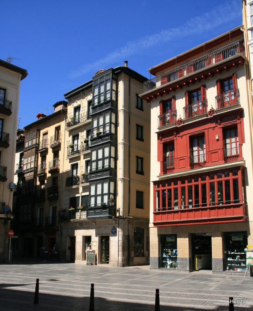 Des immeubles colorés sur la Done Jakue Plazatxoa dans le Casco Viejo de Bilbao