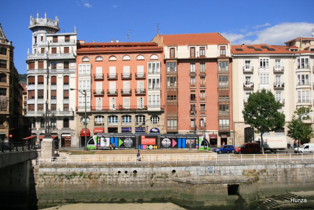 Façades d’immeubles le long de l’Erribera Kalea au bord de la ria du Nervión