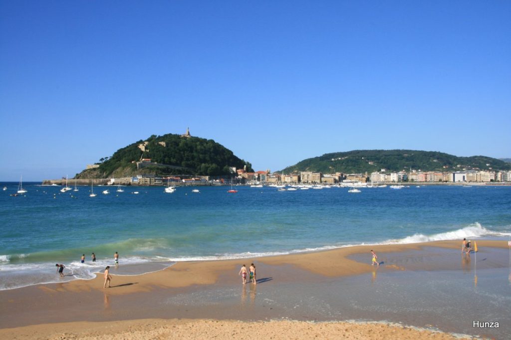 Île Santa Clara vue depuis la plage d’Ondarreta à Saint-Sébastien