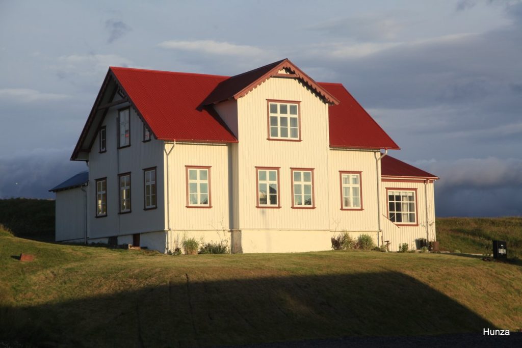 Lumière du soir sur une maison dans l'Aðalgata à Stykkishólmur