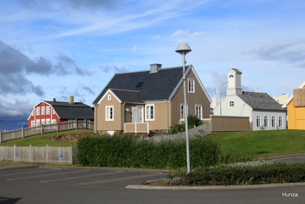 Maisons typiques islandaises à Stykkishólmur photographiées depuis la rue Frúargata