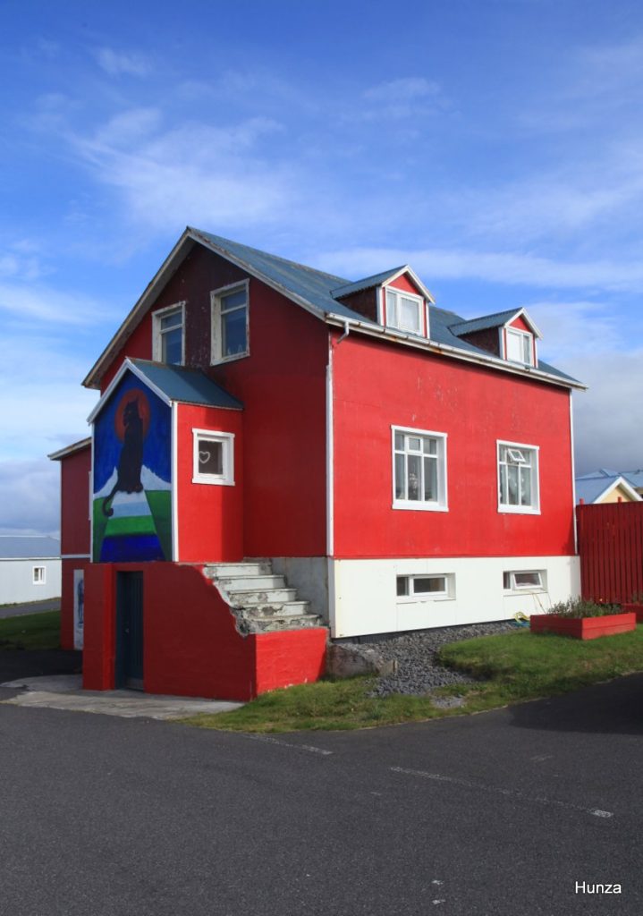 Maison typique islandaise dans le village de Hellissandur sur la péninsule de Snæfellsnes