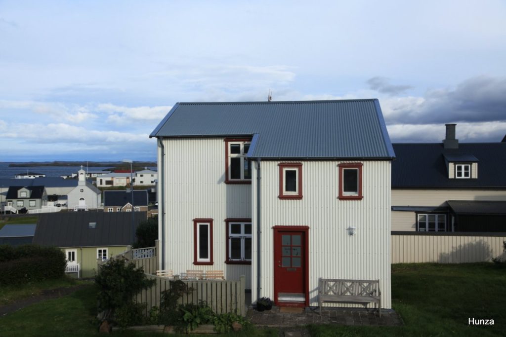 Maison islandaise à Stykkishólmur photographiées depuis la rue Bókhlöðustígur