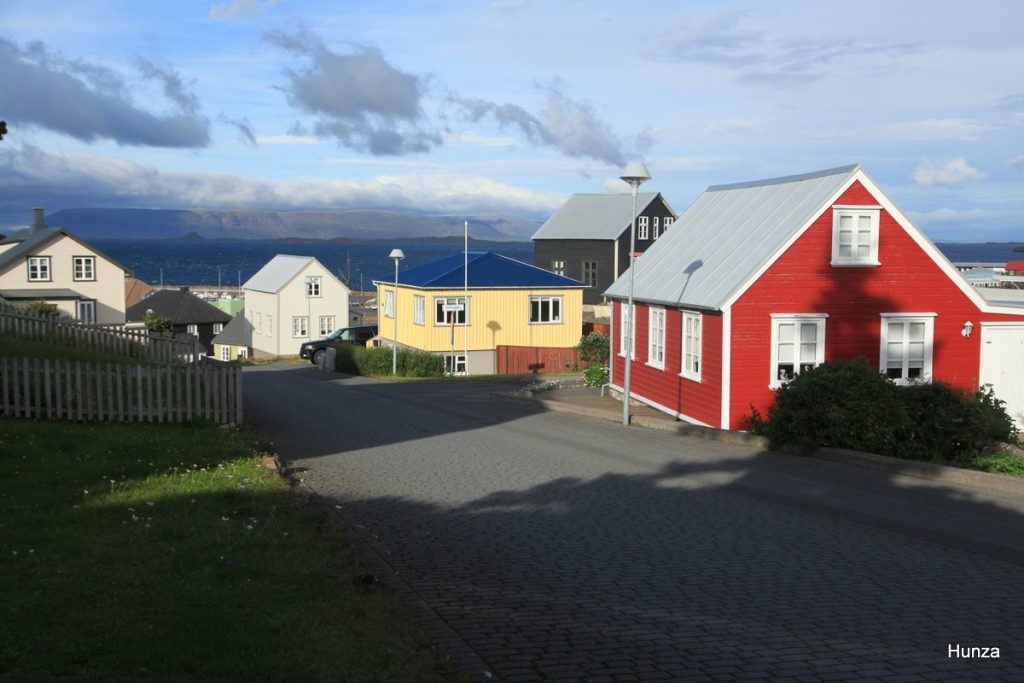 Maisons typiques islandaises à Stykkishólmur photographiées depuis la rue Skólastígur