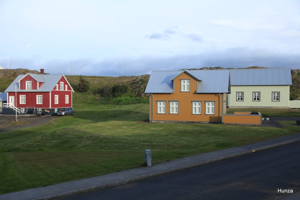 Maisons colorées dans la Skúlagata à Stykkishólmur