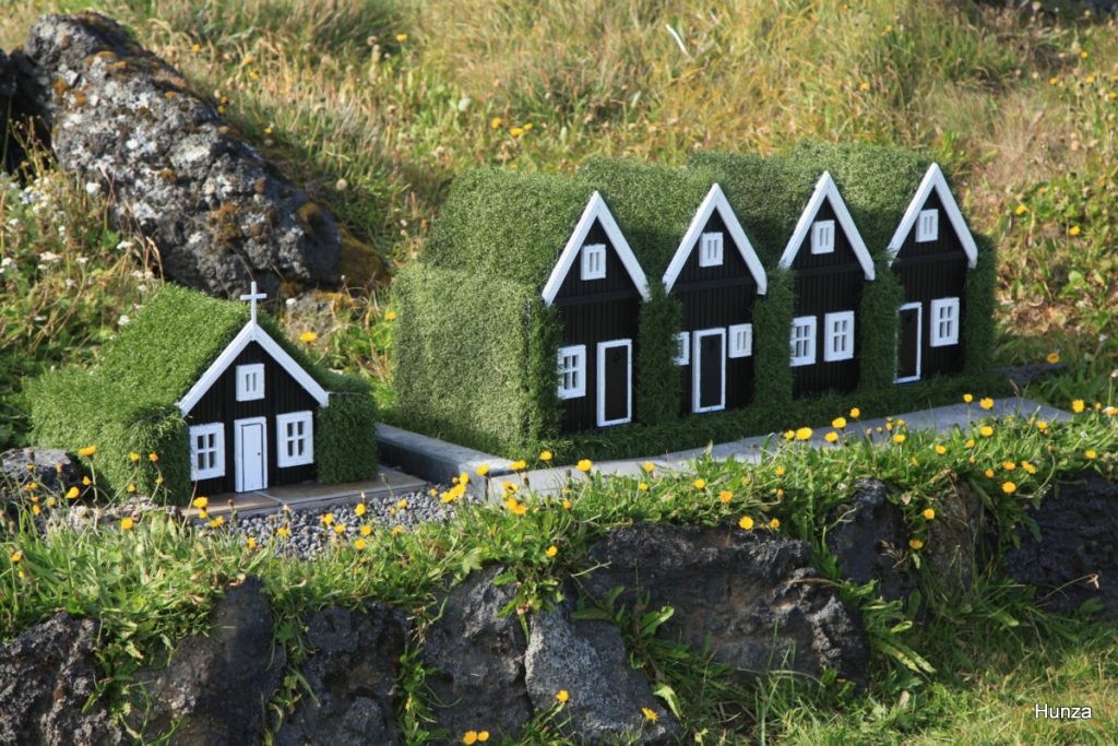 Reproduction de maisons anciennes  avec toits végétalisés à Hellissandur