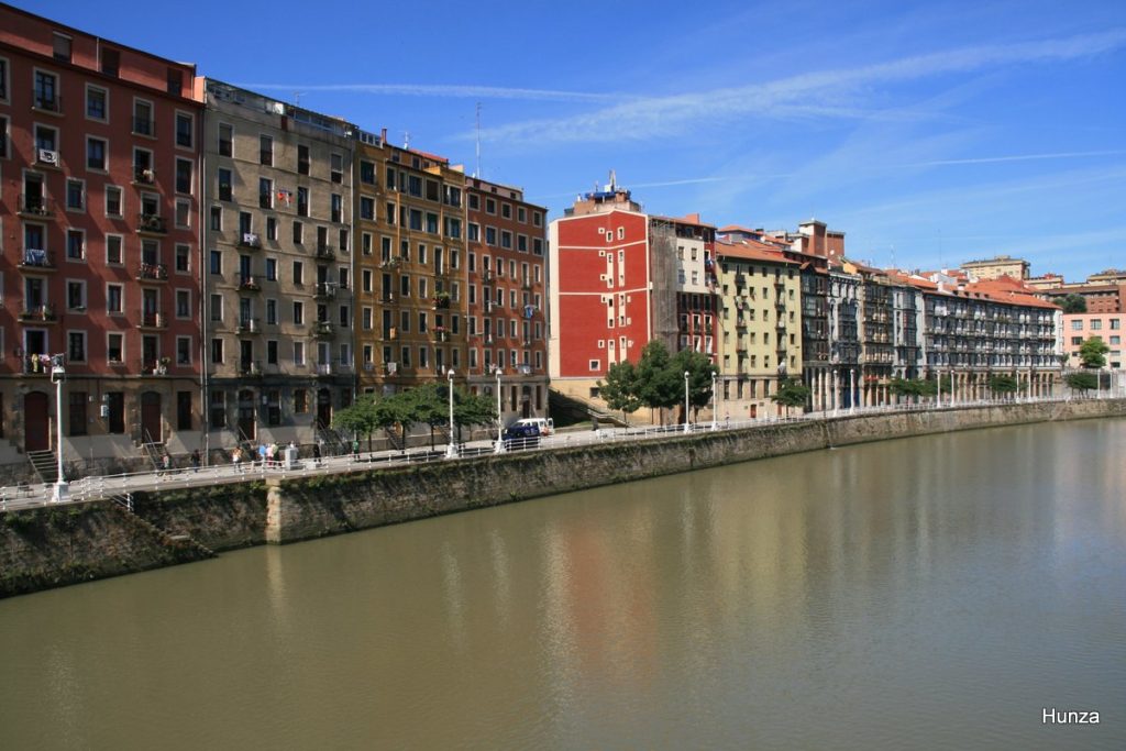 Les immeubles colorés du quai Martzana Kaia à Bilbao