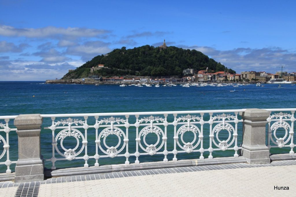 Monte Urgull vu depuis le paseo de la Concha à Saint-Sébastien