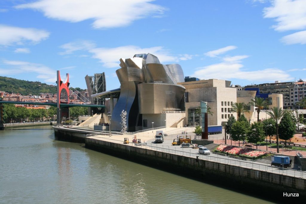 Le musée Guggenheim au bord de la ria du Nervión à Bilbao