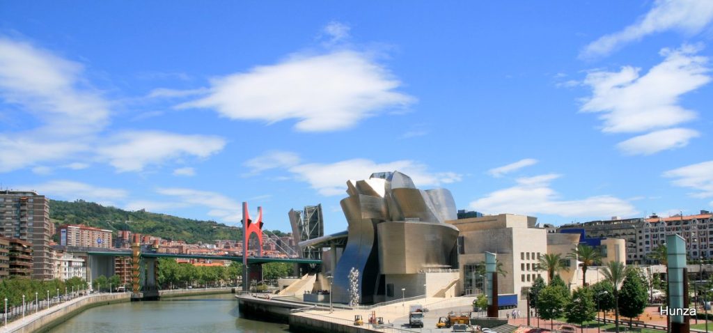 Le musée Guggenheim et le pont de La Salve à Bilbao