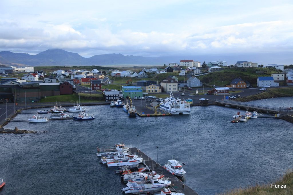 Le port de Stykkishólmur vu depuis le sommet de l'ilôt Sugandisey