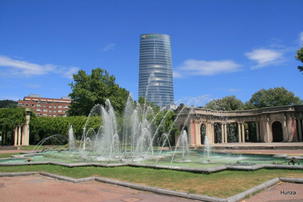 Les fontaines du parc Doña Casilda avec la tour Iberdrola à Bilbao