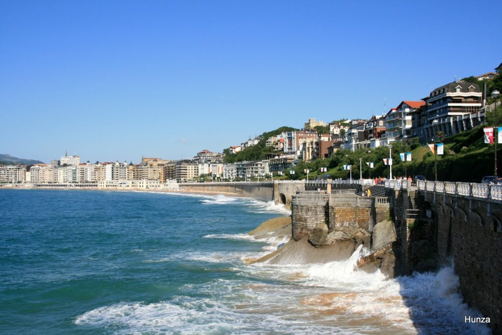 Promenade du paseo de la Concha le long de la baie à Saint-Sébastien