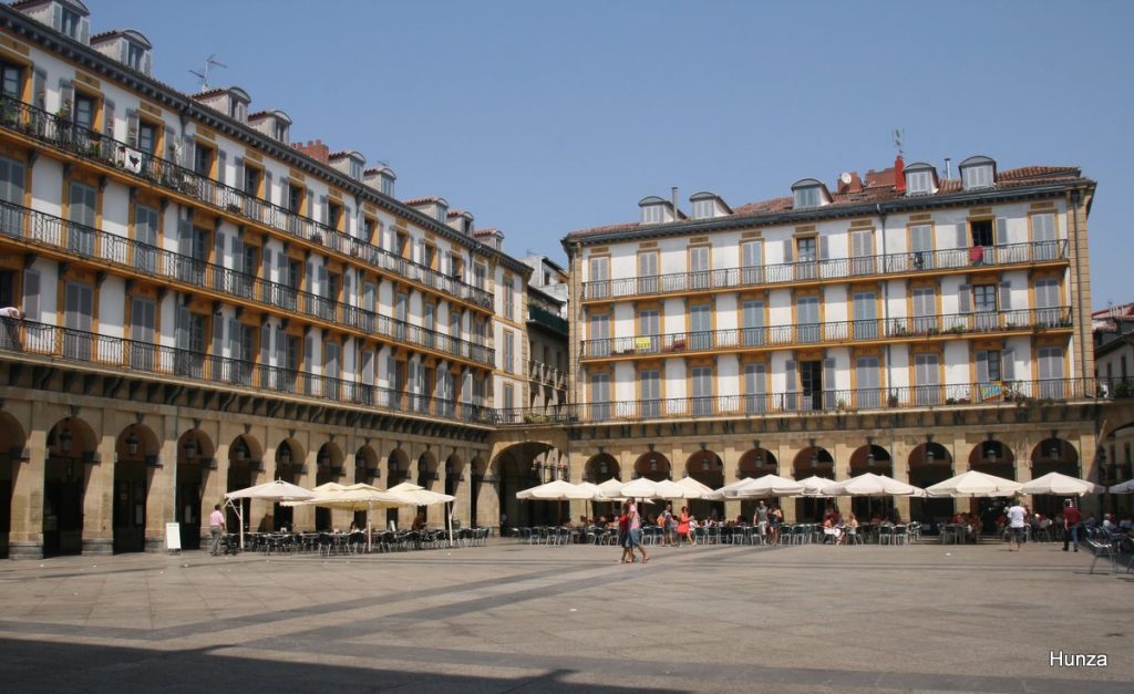 Terrasses et immeubles de la place de la Constitution dans la vieille ville de Saint-Sébastien