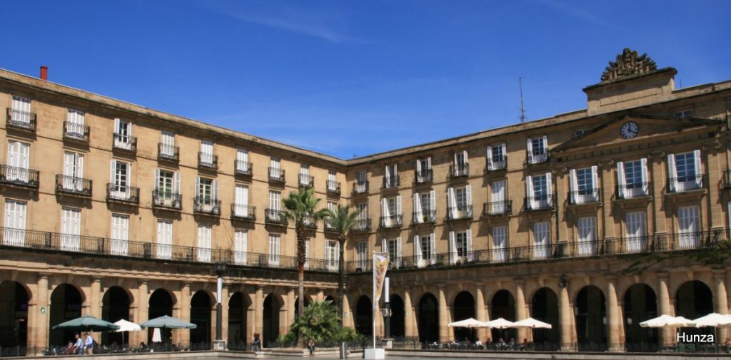 Les arcades de la Plaza Nueva dans le centre historique de Bilbao