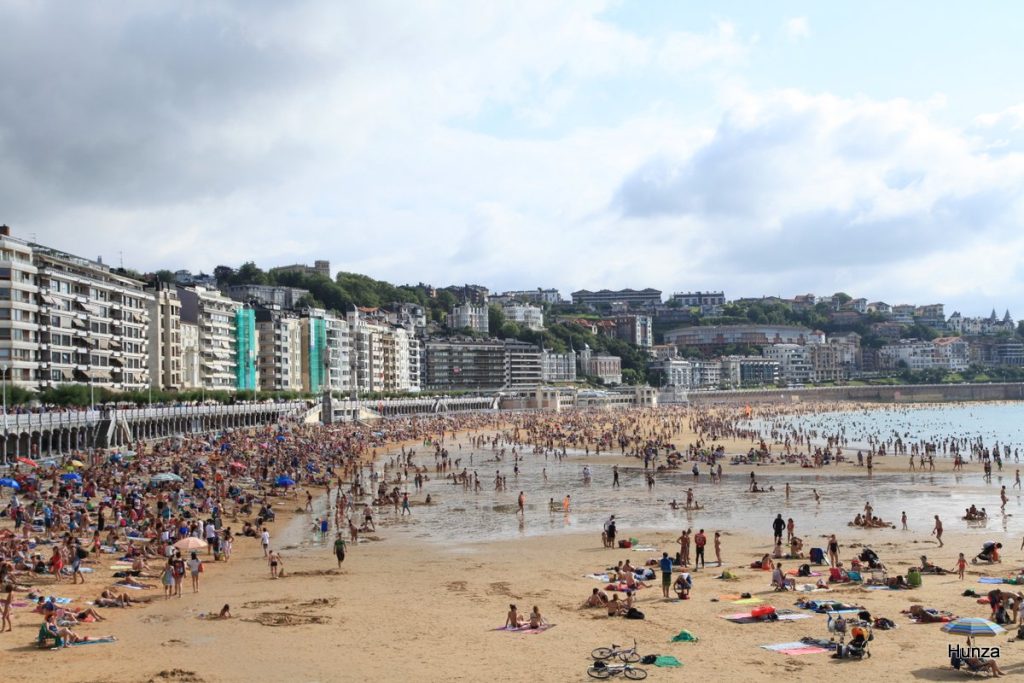 La plage de la Concha en été à Saint-Sébastien au Pays basque espagnol
