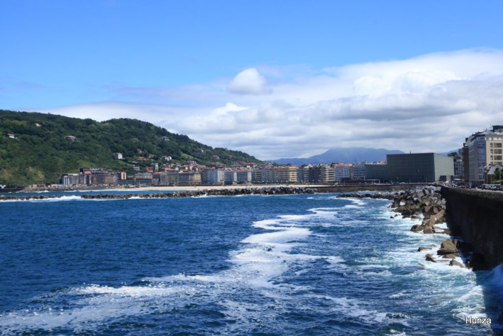Vue sur la plage de Zurriola depuis le Paseo Nuevo (Pasealeku Berria) à Saint-Sébastien