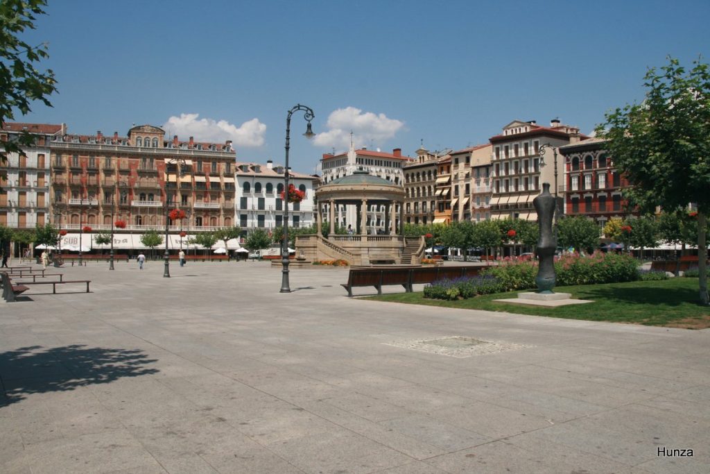 La Plaza del Castillo à Pampelune avec son kiosque, le Café Iruña et l’hôtel La Perla