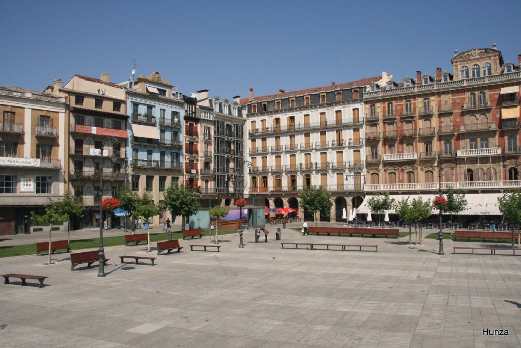 Vue de la Plaza del Castillo, la place principale du centre historique de Pampelune en Navarre