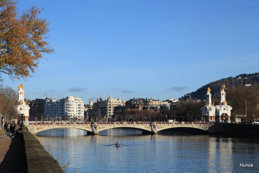 Le pont Maria Cristina enjambe la rivière Urumea à Saint-Sébastien au Pays basque espagnol