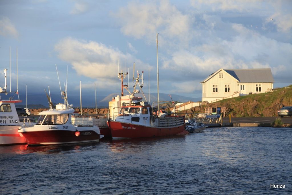 Port de Stykkishólmur dans la lumière du soir et un ciel rempli de nuages