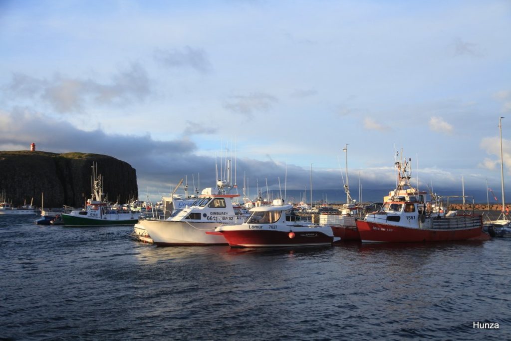 Bateau dans le port de Stykkishólmur baigné par la lumière du soir 