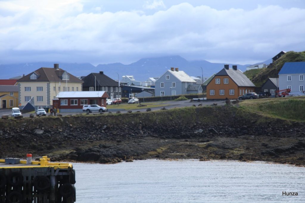 Vu du port de Stykkishólmur depuis le ferry qui approche du débarcadère