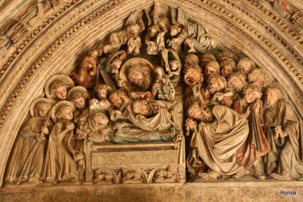 Porte précieuse qui représente la Dormition de la Vierge dans le cloître de la cathédrale Sainte-Marie de Pampelune