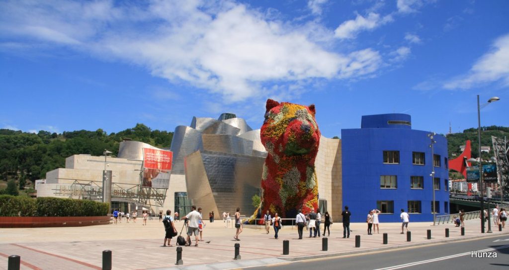 La sculpture florale Puppy devant le musée Guggenheim de Bilbao