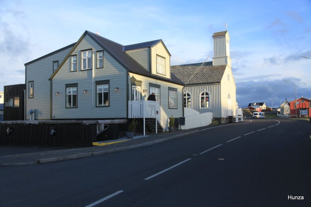 Le restaurant Narfeyrarstofa et la vieille église de Stykkishólmur