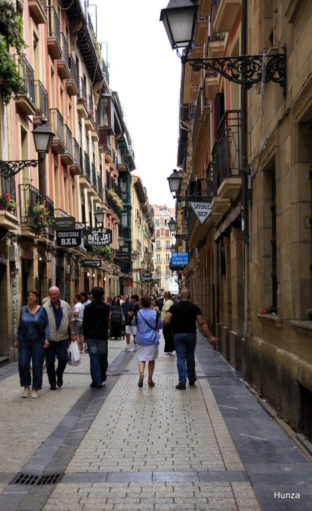 Rue animée de la vieille ville de Saint-Sébastien avec ses bars à pintxos