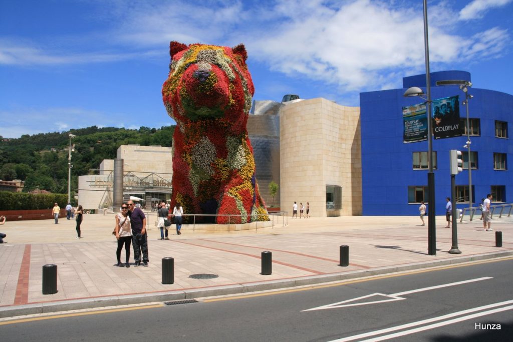 Le Puppy devant le musée Guggenheim de Bilbao